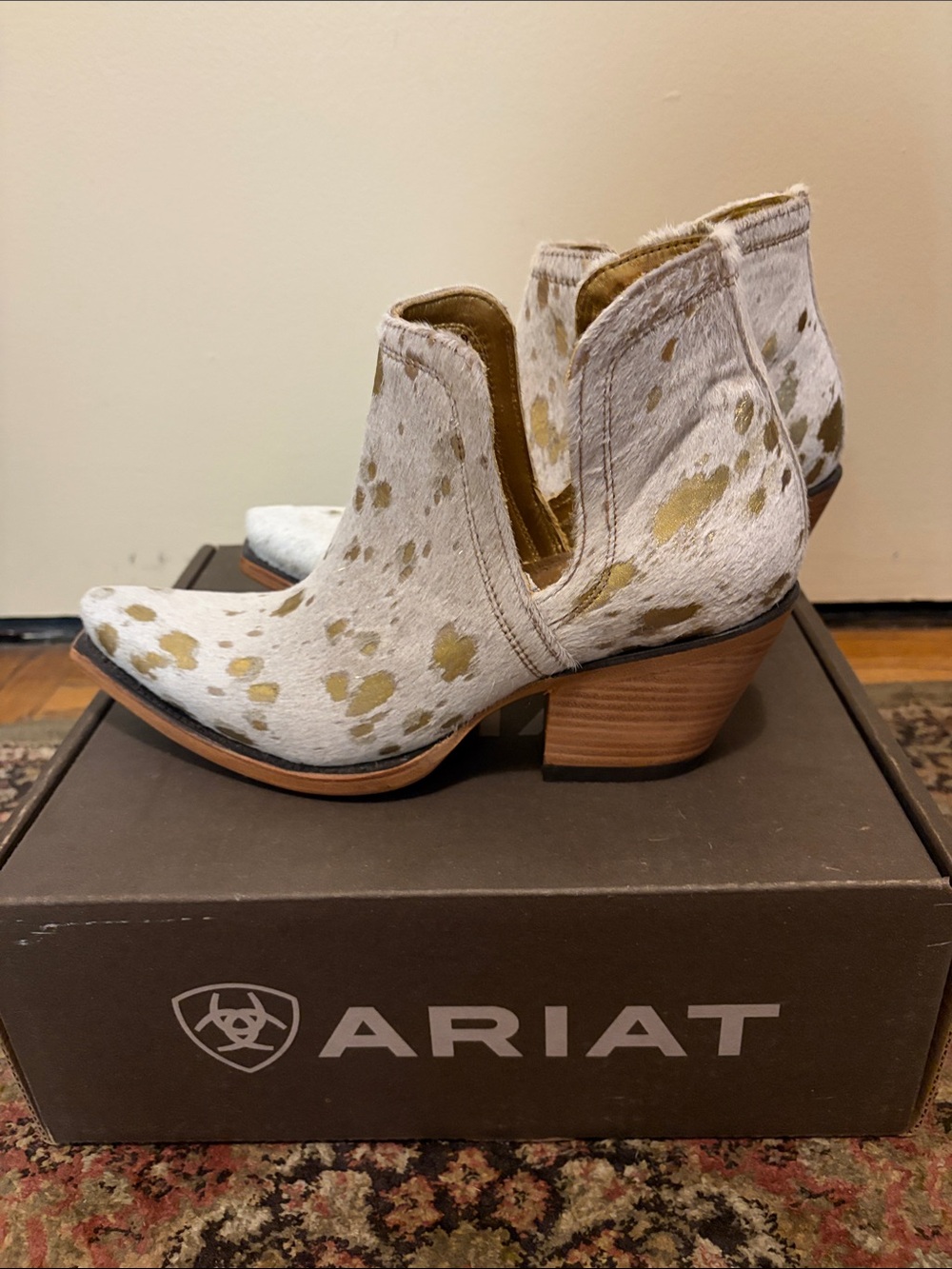 NWT Ariat Dixon White Pony Hair Ankle Booties with Gold Spots